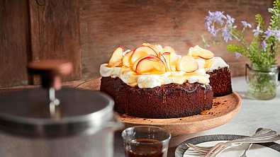Honigsüßer Schokokuchen mit Apfel-Blüten Rezept - Foto: LECKER @ Bauer Media Group