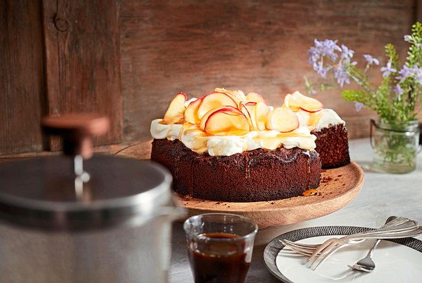 Honigsüßer Schokokuchen mit Apfel-Blüten Rezept | LECKER