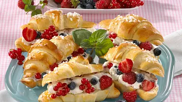 Hörnchen mit Obstsahne aus Hermannteig Rezept - Foto: LECKER @ Bauer Media Group Hörnchen mit Obstsahne aus Hermannteig Rezept - Foto: LECKER @ Bauer Media Group