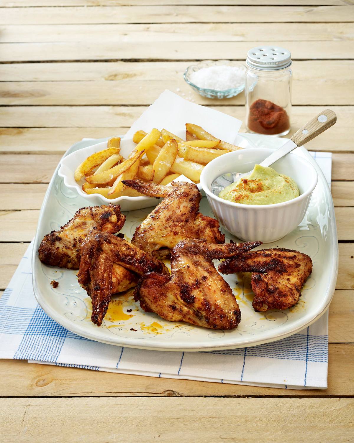 Hot Chicken Wings mit Avocadodip und selbstgemachten Pommes Rezept