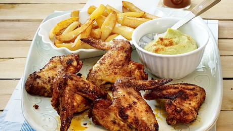 Hot Chicken Wings mit Avocadodip und selbstgemachten Pommes Rezept - Foto: House of Food / Bauer Food Experts KG