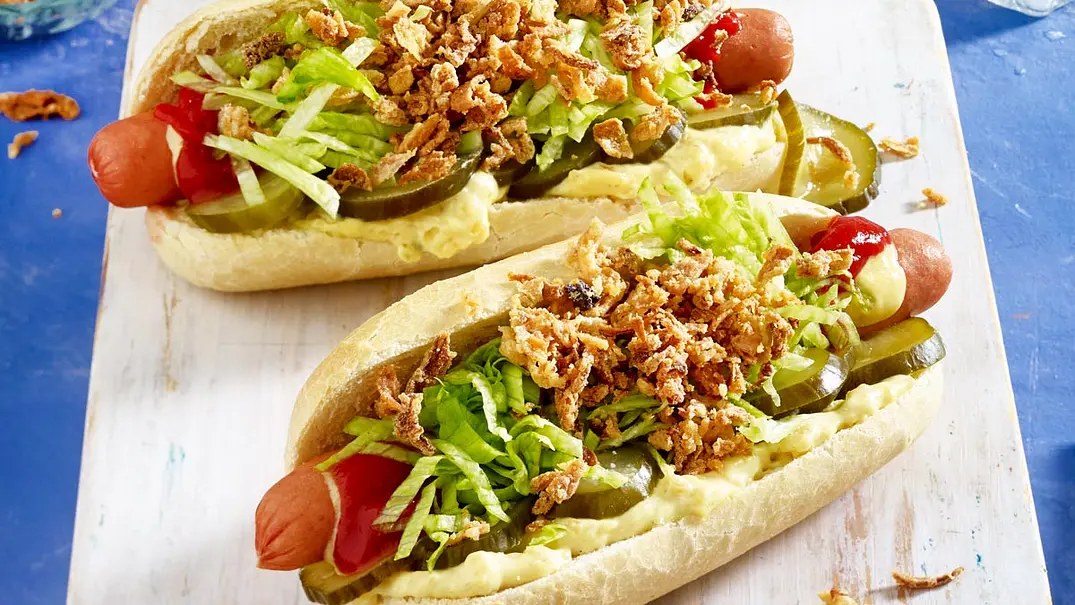 Hot Dog-Baguette Rezept - Foto: LECKER @ Bauer Media Group Hot Dog-Baguette Rezept - Foto: LECKER @ Bauer Media Group