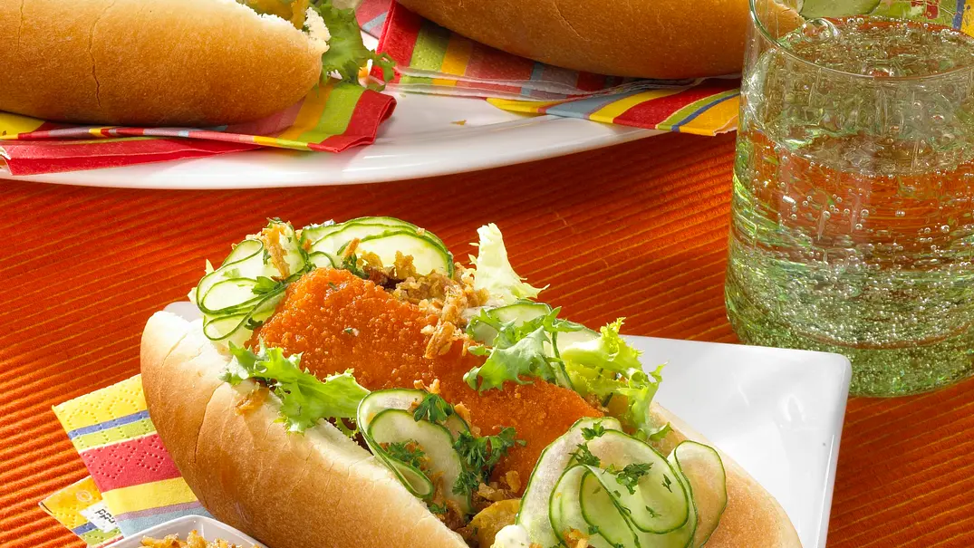 Hot Dog mit Fischstäbchen Rezept - Foto: LECKER @ Bauer Media Group Hot Dog mit Fischstäbchen Rezept - Foto: LECKER @ Bauer Media Group