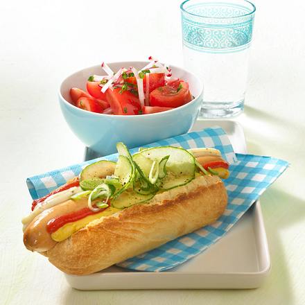 Hot Dog mit Tomatensalat und Radieschen-Vinaigrette Rezept