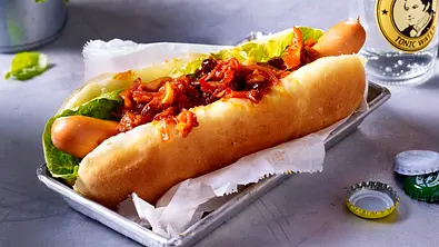 Hot Dog mit Zwiebelrelish Rezept - Foto: LECKER @ Bauer Media Group