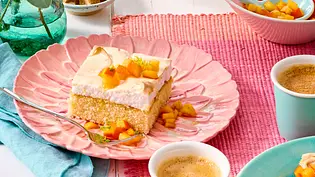 Hot Milk Cake - Milchkuchen mit Baiser zu Kaki-Salsa Rezept - Foto: LECKER @ Bauer Media Group Hot Milk Cake - Milchkuchen mit Baiser zu Kaki-Salsa Rezept - Foto: LECKER @ Bauer Media Group