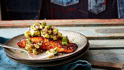 Hotter Lachs unter coolem Avocadodach Rezept - Foto: House of Food / Bauer Food Experts KG