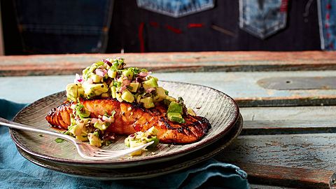 Hotter Lachs unter coolem Avocadodach Rezept - Foto: House of Food / Bauer Food Experts KG
