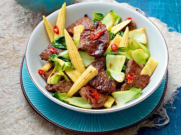 Hüftsteak-Paksoi-Wok mit Maiskölbchen Rezept Hüftsteak-Paksoi-Wok mit Maiskölbchen Rezept
