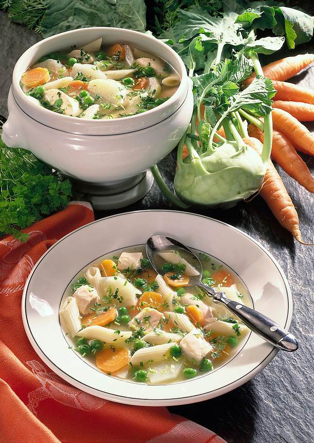 Hühner-Gemüse-Suppe mit Nudeln Rezept | LECKER