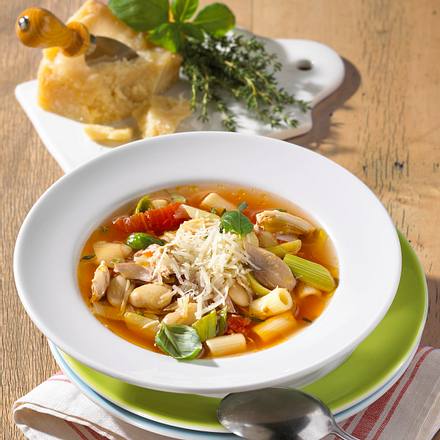 Hühner-Porree- Suppe mit Bohnen und Nudeln Rezept Hühner-Porree- Suppe mit Bohnen und Nudeln Rezept