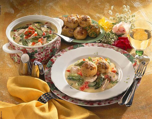 Hühner-Spargel-Ragout mit Polentaklößen Rezept Hühner-Spargel-Ragout mit Polentaklößen Rezept