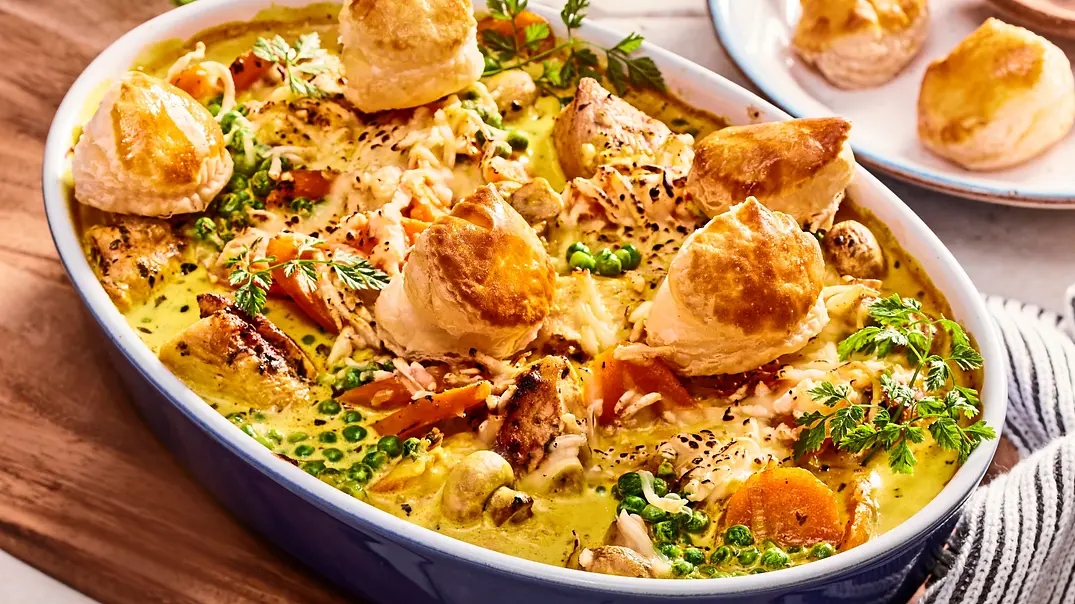 Hühnerfrikassee-Auflauf mit Blätterteig-Kissen Rezept - Foto: LECKER @ Bauer Media Group Hühnerfrikassee-Auflauf mit Blätterteig-Kissen Rezept - Foto: LECKER @ Bauer Media Group