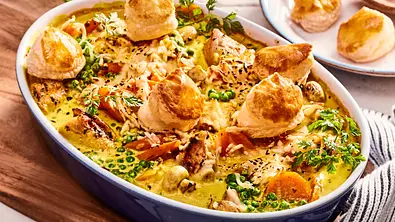 Hühnerfrikassee-Auflauf mit Blätterteig-Kissen Rezept - Foto: LECKER @ Bauer Media Group