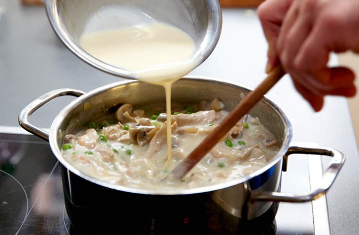 Binden - so werden Suppen und Soßen sämig - huehnerfrikassee-legieren.jpg
