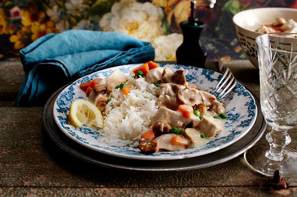 Hühnerfrikassee mit Erbsen und Reis Rezept