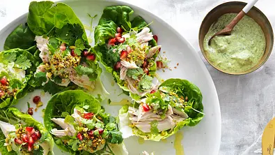 Hühnersalat im Salat-Schiffchen - Foto: Image Professionals