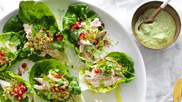 Hühnersalat im Salat-Schiffchen - Foto: Image Professionals