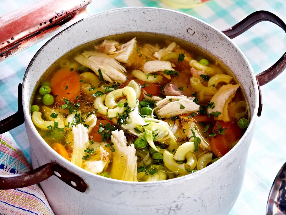 Hühnersuppe Rezept Ein Vintage-Kochtopf gefüllt mit klassischer Hühnersuppe