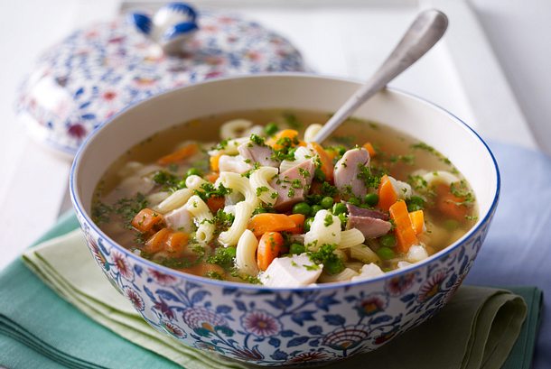 Hühnersuppe mit Frühlingsgemüse Rezept Hühnersuppe mit Frühlingsgemüse Rezept