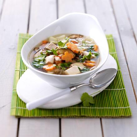 Hühnersuppe mit Glasnudeln Rezept Hühnersuppe mit Glasnudeln Rezept