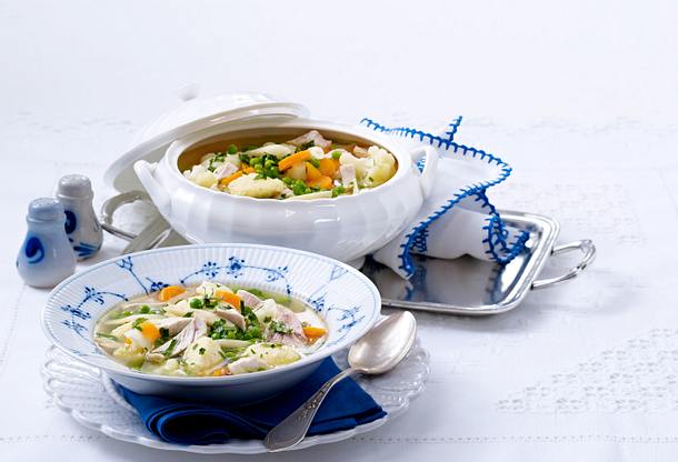 Hühnersuppe mit Grießklößchen (Kochschule) Rezept Hühnersuppe mit Grießklößchen (Kochschule) Rezept