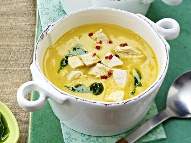Hühnersuppe mit Mandeln und Kräutersoße Rezept Hühnersuppe mit Mandeln und Kräutersoße Rezept