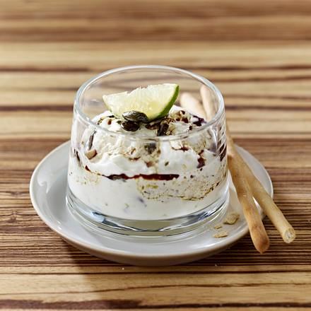 Hüttenkäse-Dip mit Crème fraîche, Limette, Kürbiskernen und -öl Rezept Hüttenkäse-Dip mit Crème fraîche, Limette, Kürbiskernen und -öl Rezept