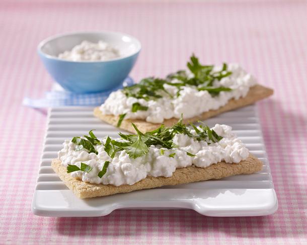 Hüttenkäse-Kräuter-Schnitten Rezept