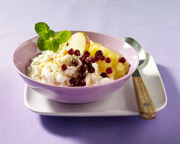 Hüttenkäse mit Apfelkompott und Preiselbeeren Rezept Hüttenkäse mit Apfelkompott und Preiselbeeren Rezept