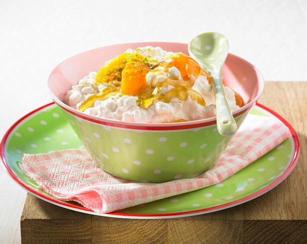 Hüttenkäse mit Aprikosen und Pistazien Rezept Hüttenkäse mit Aprikosen und Pistazien Rezept