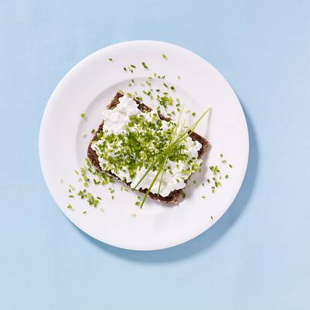 Hüttenkäse mit Schnittlauch auf Vollkornbrot Rezept Hüttenkäse mit Schnittlauch auf Vollkornbrot Rezept