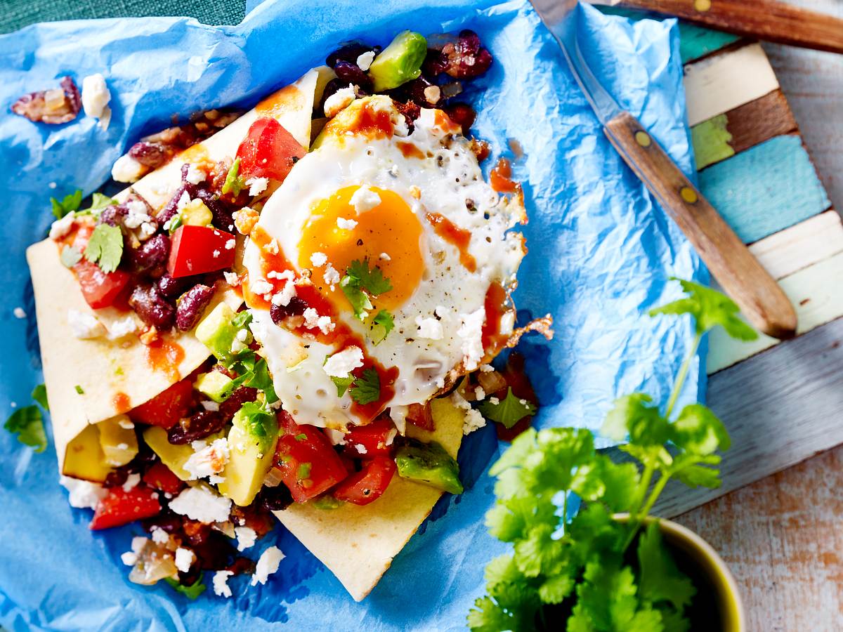 Huevos rancheros (Spiegelei in feuriger Tomatensoße mit Bohnen und Avocado auf Tortillas) Rezept