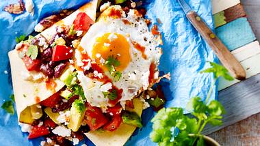 Huevos rancheros (Spiegelei in feuriger Tomatensoße mit Bohnen und Avocado auf Tortillas) Rezept - Foto: House of Food / Bauer Food Experts KG