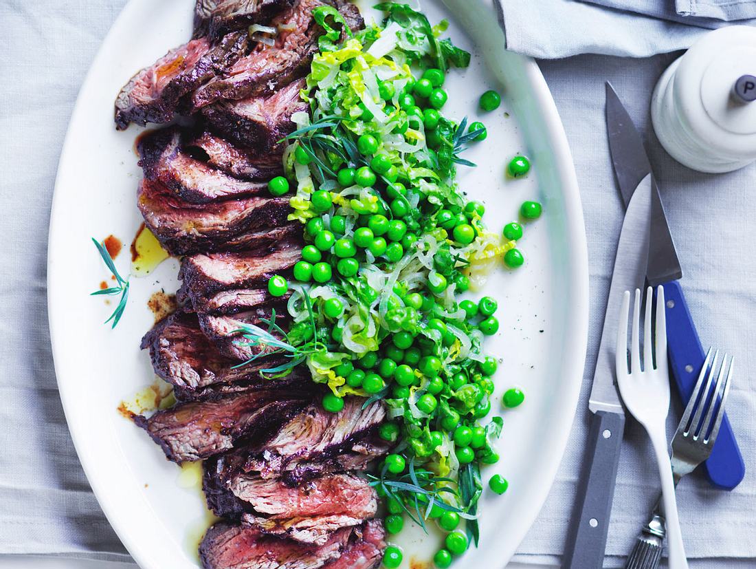 Huftsteak mit Erbsen-Estragon-Gemüse Rezept | LECKER