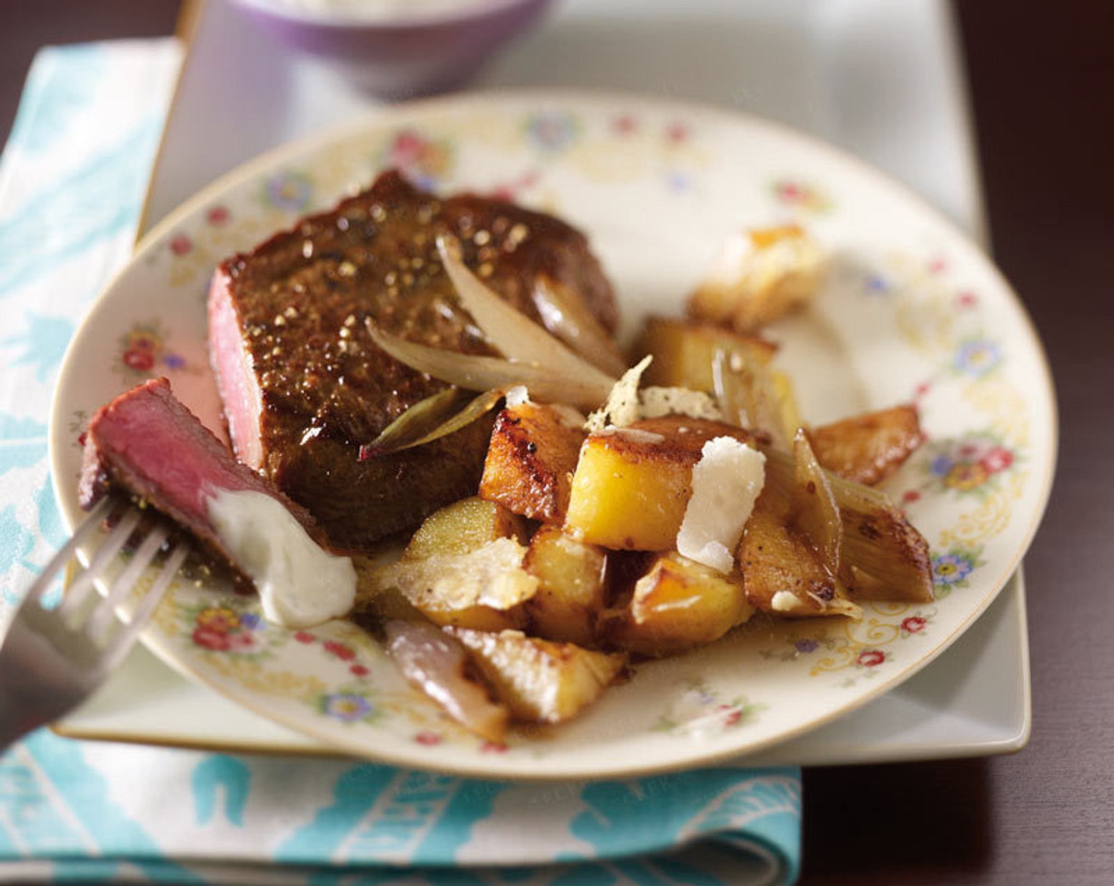 Huftsteak mit Parmesankartoffeln Rezept | LECKER