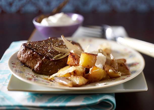 Huftsteak mit Röstkartoffeln, Schalotten und Parmesan Rezept Huftsteak mit Röstkartoffeln, Schalotten und Parmesan Rezept