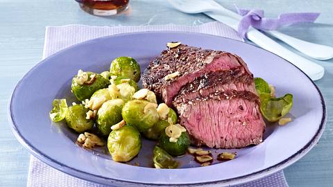 Hüftsteak mit Rosenkohl Rezept - Foto: House of Food / Bauer Food Experts KG