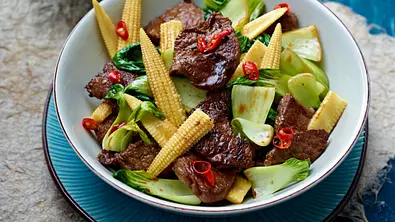 Hüftsteak-Paksoi-Wok mit Maiskölbchen Rezept - Foto: LECKER @ Bauer Media Group