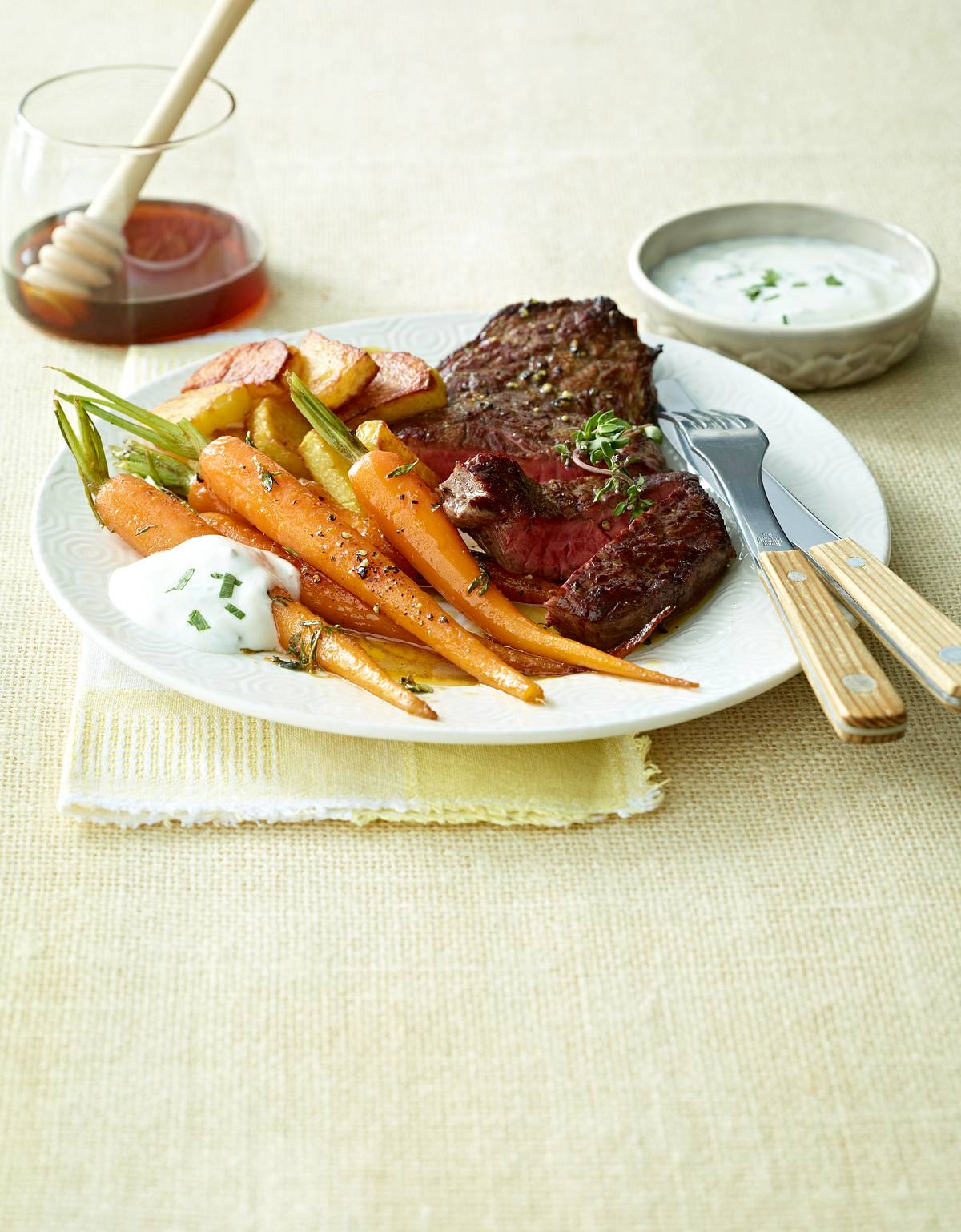 Huftsteak zu Honig-Thymian-Möhren Rezept