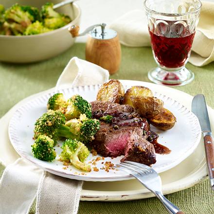 Huftsteaks mit Portweinsoße, Röstkartoffeln und Brokkoli Rezept
