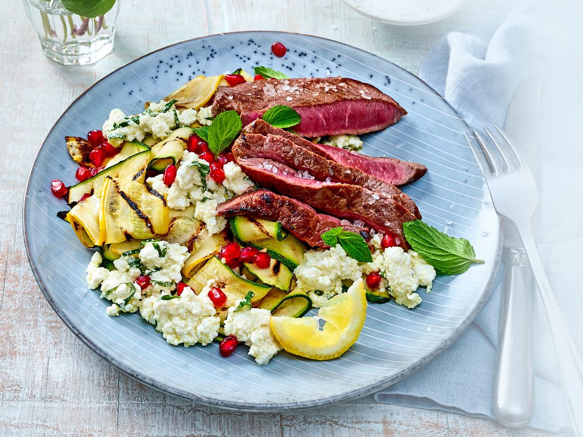 Hüftsteaks zu Zucchini-Feta-Salat Rezept