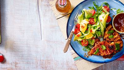 Huhn in Mose mit Gurken-Ananas-Salat Rezept - Foto: LECKER @ Bauer Media Group