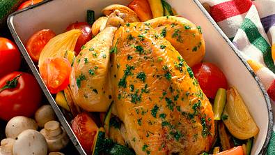 Huhn mit Kräuter-Champignon-Füllung Rezept - Foto: LECKER @ Bauer Media Group