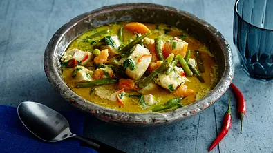 Hühnchencurry mit Süßkartoffeln, Bohnen und Kokosmilch Rezept - Foto: LECKER @ Bauer Media Group