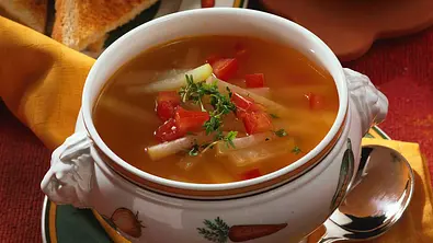 Hühnerbrühe mit Kohlrabi Rezept - Foto: LECKER @ Bauer Media Group