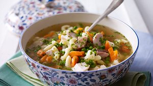 Hühnersuppe mit Frühlingsgemüse Rezept - Foto: House of Food / Bauer Food Experts KG