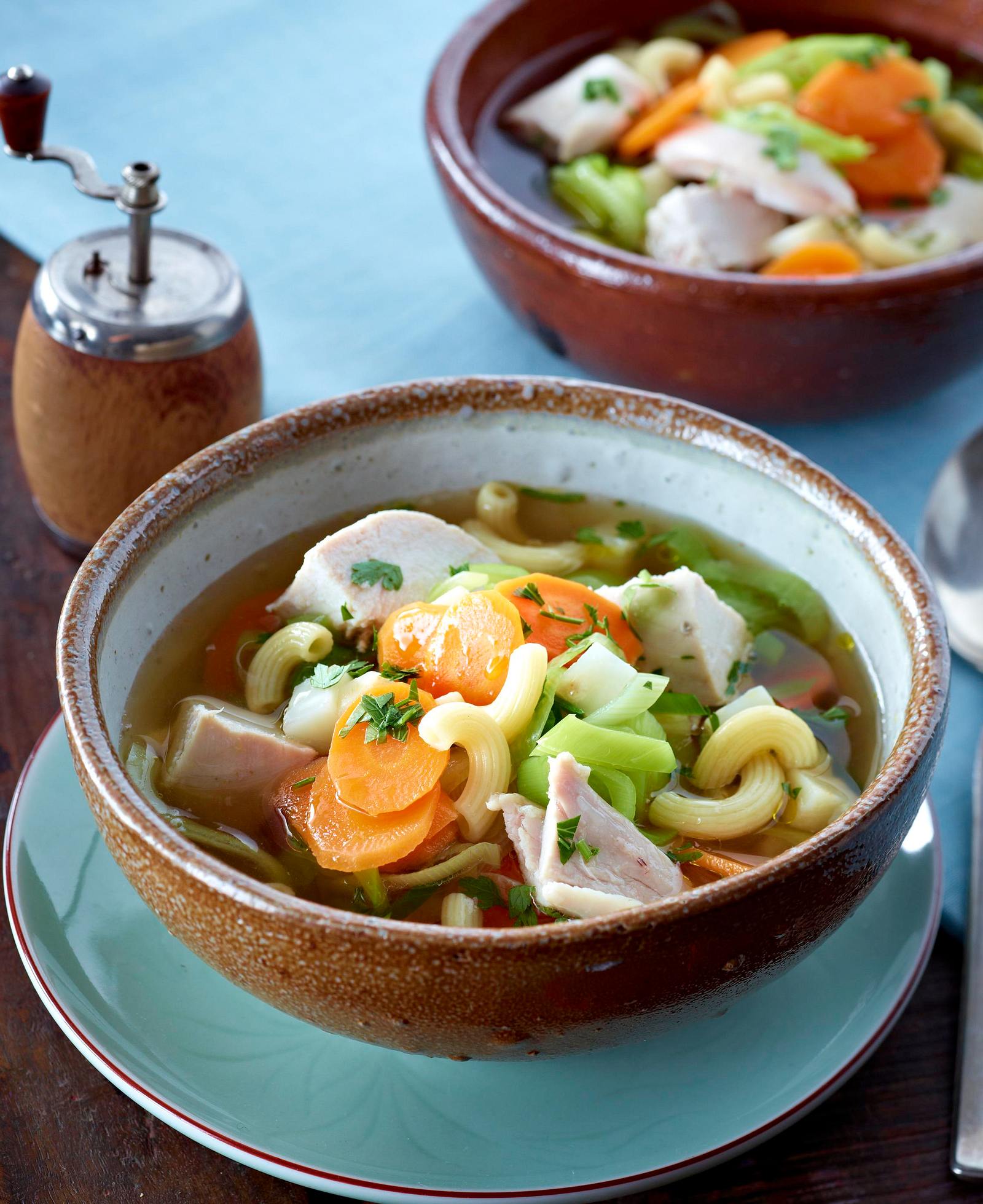 Hühnersuppe mit Gemüse und Nudeln Rezept | LECKER