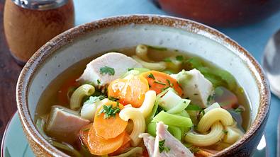 Hühnersuppe mit Gemüse und Nudeln Rezept - Foto: LECKER @ Bauer Media Group