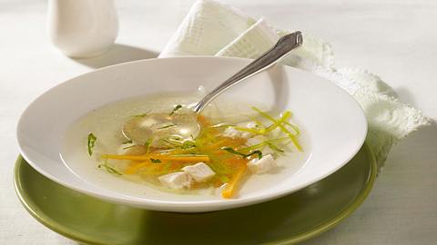 Hühnersuppe mit Gemüsejulienne Rezept - Foto: House of Food / Bauer Food Experts KG